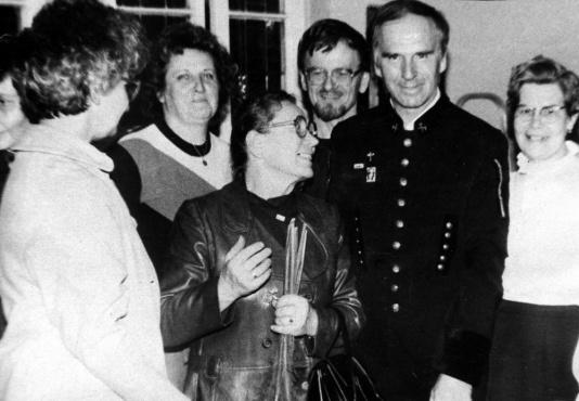 Kościół św. Krzyża w Bytomiu, stoją od lewej Danuta Skorenko, Magdalena Małecka, Anna Walentynowicz, ks. Krzysztof, K. Lewandowski, pani Helena Radwańska ps. Babcia.