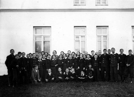 Uczniowie gimnazjum w Wilejce (woj. wileńskie) z wychowawczynią Aldoną Jackiewicz.