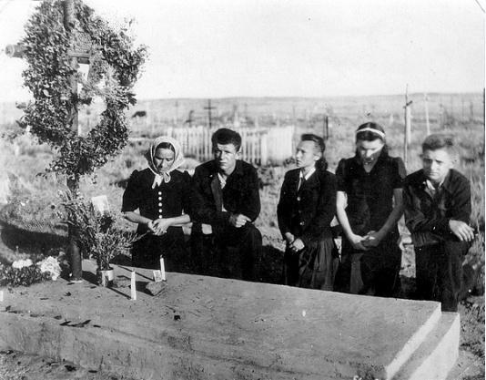 Cmentarz w miejscowości Maikain-Zołoto, (obw. Pawłodar, Kazachstan, ZSRR). Podpis na odwrocie Przy grobie ś.p. Pawła Wójcika zm. 18.07.1944 w Majkainie