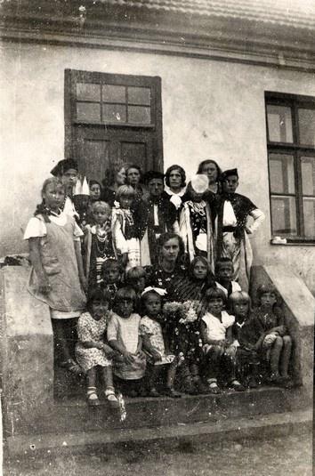 Zakończenie prac letniego dziecińca w Woli Wilsona (pow. Krzemieniec, woj. wołyńskie). Wspólna fotografia dzieci i wychowawczyń.