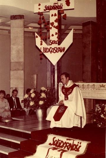 Ksiądz Jerzy Popiełuszko odprawia mszę świętą w kościele pw. św. Stanisława Kostki na Żoliborzu w Warszawie.