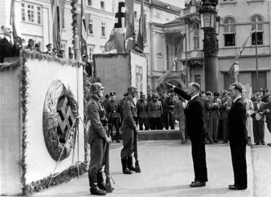 Uroczysta odprawa ochotników do 14 Dywizji Strzeleckiej SS-Galizien we Lwowie (dystrykt Galicja, Generalna Gubernia). Major Jewhen Pobihuszczyj pozdrawia hitlerowskim gestem dygnitarzy na trybunie honorowej.