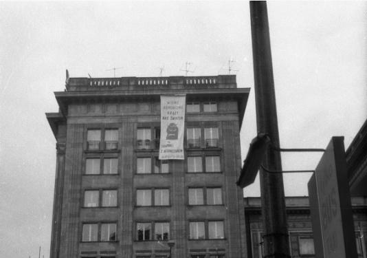 Akcja transparentowo-ulotkowa na Placu Konstytucji w Warszawie przeprowadzona kilka dni przed X Zjazdem PZPR.