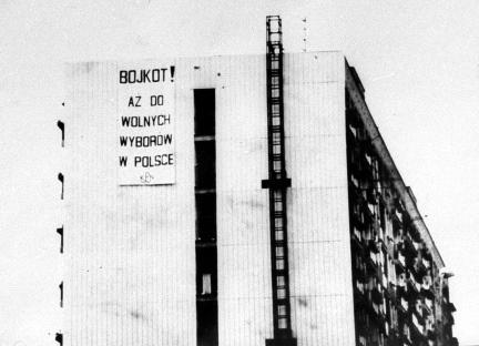 Akcja transparentowo-ulotkowa na ulicy Kondratowicza (róg Chodeckiej) wzywająca do bojkotu wyborów do rad narodowych.
