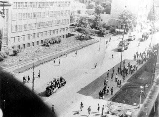 Pracownicy radomskich Zakładów Metalowych im. Waltera w drodze na manifestacje przed budynkiem Komitetu Wojewódzkiego PZRP w Radomiu.