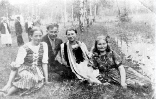 Polscy zesłańcy w Kostousowie (rej. Reż, okr. Swierdłowsk, ZSRR). Podpis oryginalny: Po akademii 3-go Maja.