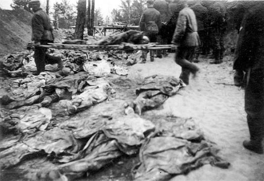 Ekshumacja zwłok polskich oficerów zamordowanych przez NKWD w Katyniu (obw. Smoleński, ZSRR) w 1940 roku.