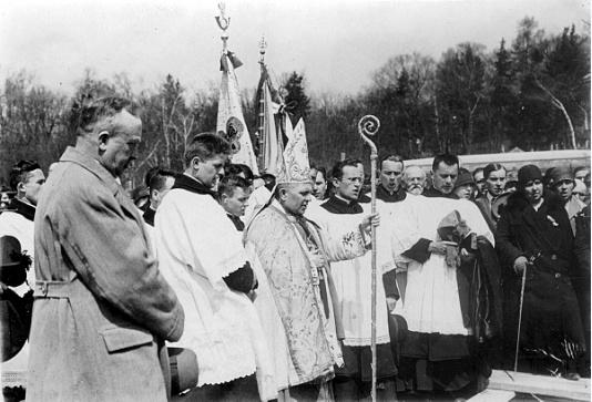 Uroczystość złożenia ciał Obrońcow Lwowa na cmentarzu Orląt we Lwowie.
