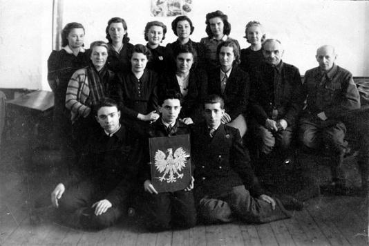 Klasa maturalna polskiej szkoły w Semipałatyńsku (Kazachstan, ZSRR) działającej pod patronatem Związku Patriotów Polskich.