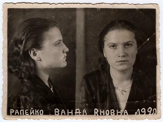Zdjęcie więzienne Wandy Rapejko ur. 1920, wykonane w pińskim więzieniu.
