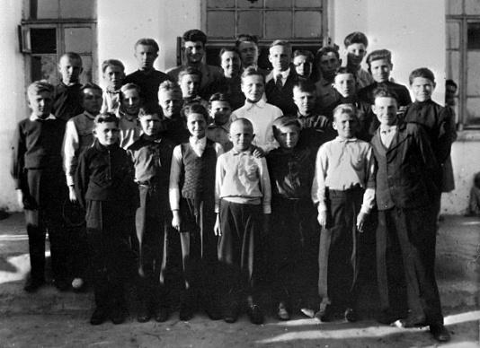 Grupa chłopców, wychowanków polskiego Domu Dziecka nr 25 w Stalinabadzie (obecnie Duszanbe, Tadżykistan, ZSRR).