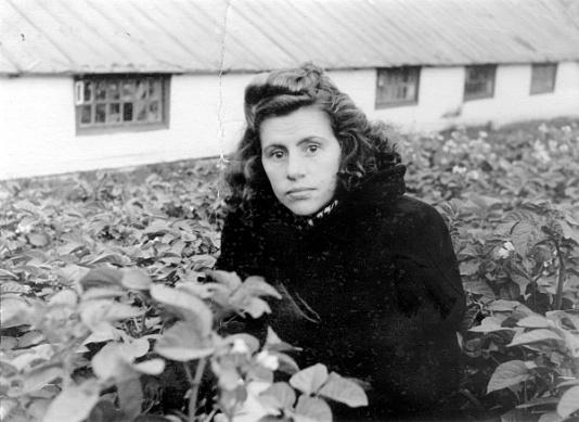 Maria Michalukówna na kartoflisku przy baraku w miejscowości Galimyj koło Omsukczanu (Kołyma, ZSRR).