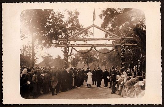 Powitanie wicewojewody Czerwińskiego przed ceremonią poświęcenia szkoły powszechnej w Obertynie (pow. Horodenka, woj. stanisławowskie).