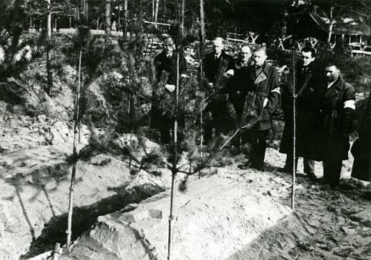 Groby generałów Mieczysława Smorawińskiego i Bronisława Bohatyrewiczaw Katyniu (ZSRR).