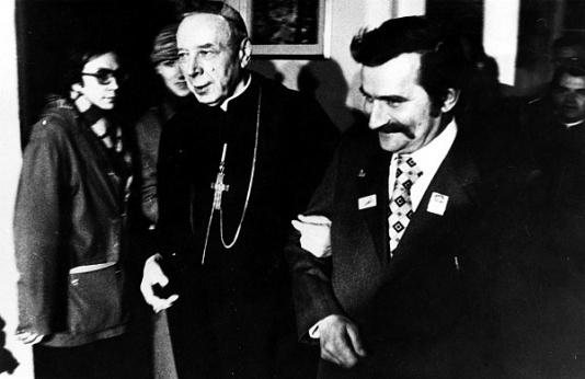 Kardynał Stefan Wyszyński i Lech Wałęsa po spotkaniu, które odbyło się tuż po ogłoszeniu decyzji Sądu Wojewódzkiego w Warszawie w sprawie legalizacjiSolidarności.