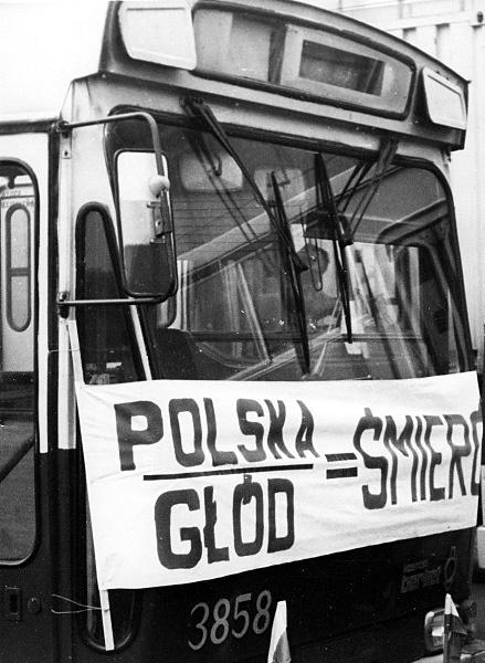 Strajk Miejskich Zakładów Komunikacyjnych .Jeden z autobusów zablokowany na rondzie przy skrzyżowaniu Alej Jerozolimskich i Marszałkowskiej w Warszawie. 