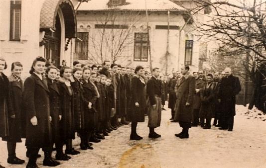 Uczniowie i nauczyciele przed budynkiem Szkoły Polskiej w Ploesti (Rumunia).