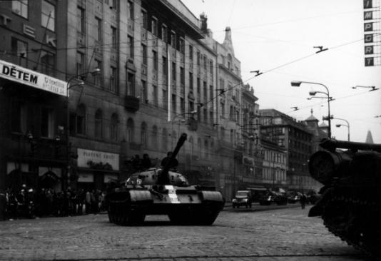 Czołg sowiecki na jednej z ulic Pragi (Czechosłowacja) po inwazji wojsk Układu Warszawskiego.