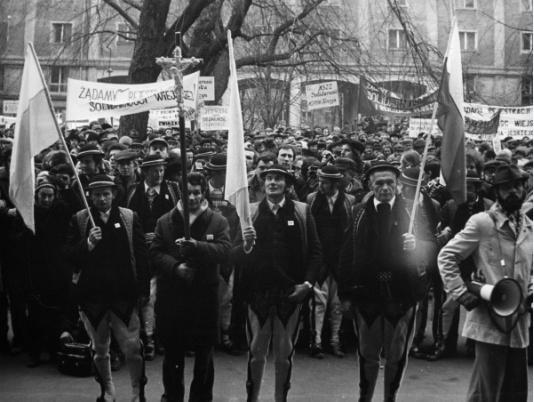 Złożenie wniosku o rejestrację NSZZ Solidarność Rolników Indywidualnych w Sądzie Najwyższym w Warszawie, delegacja Górali z krzyżem.