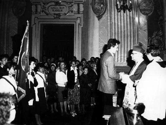 Msza w kościele św. Anny w Warszawie w intencji zdrowia papieża Jana Pawła II rannego w zamachu 13 maja 1981 . Poświęcenie sztandaru SGGW, z lewej biskup Dąbrowski i Ryszard Marszałek.