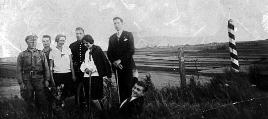 Granica Rzeczpospolitej i ZSRR w okolicach Pomorszczyzny (pow. Mołodeczno). Na zdjęciu stoją pośrodku: Aldona i Stefania Jackiewiczówny, nauczycielki.