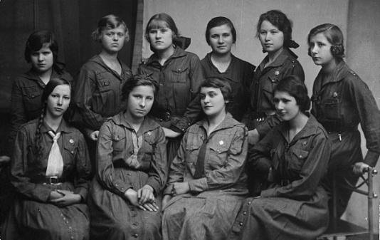 Żeńskie Seminarium Nauczycielskie w Wilnie, zastęp Krasnoludków po przyrzeczeniu. Siedzą od lewej: Aldona Jackiewiczówna, Władka, Zofia N. [nazwisko nieznane], Stefania Jackiewiczówna, stoją od lewej: Stefania, Zofia, Murka, Maria, Bronisława, L