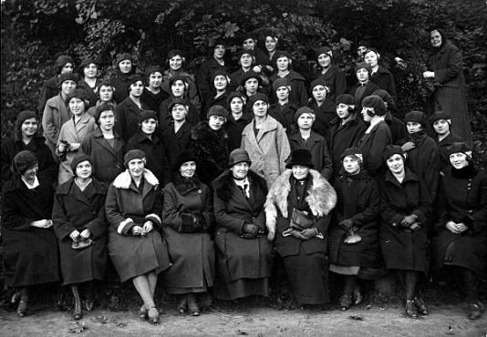 Mieszkanki internatu przy Żeńskim Seminarium Nauczycielskim w Wilnie, uczennice i kadra pedagogiczna. Na zdjęciu m.in. Stefania i Aldona Jackiewiczówny.