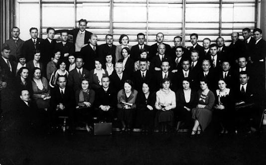 Konferencja nauczycieli wychowania fizycznego w Wilnie, w trzecim rzędzie szósta od prawej stoi Aldona Jackiewicz.