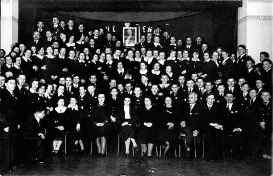 Szkolna zabawa uczniowie i grono pedagogiczne gimnazjum w Wilejce. Pan Winiarski (nauczyciel historii) siedzi w pierwszym rzędzie trzeci od lewej, p. Wołowicz, siedzi pierwszy z prawej.