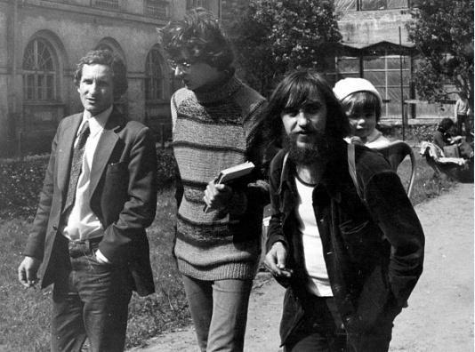 Członkowie redakcji pisma Spotkania - niezależnego pisma założonego w 1977 roku przez studentów KUL w Lublinie - na dziedzińcu Katolickiego Uniwersytetu Lubelskiego. Od lewej: Janusz Krupski, Wojciech Samoliński, Jan Andrzej Stepek.