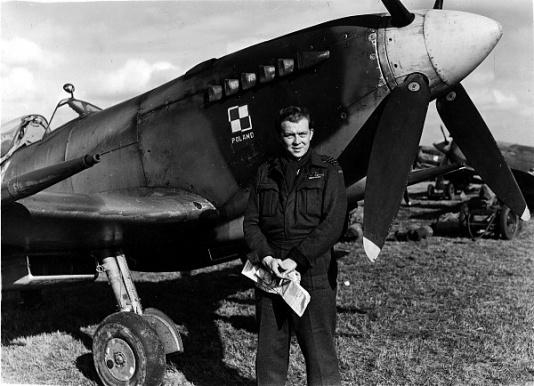 Podpułkownik pilot Aleksander Gabszewicz, dowódca operacyjny 131 Polskiego Skrzydła Myśliwskiego, na tle samolotu Spitfire na lotnisku w Sint-Denijs-Westrem koło Gandawy (Belgia).