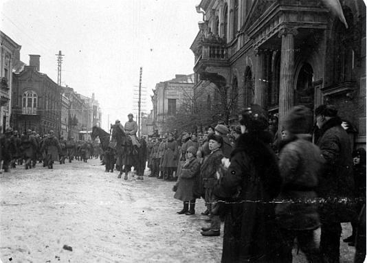Defilada żołnierzy 5 Pułku Piechoty Legionów w Dyneburgu (Łotwa). Na koniu dowódca 5 pułku major Jerzy Dobrodzicki, defiladę odbiera generał Edward Rydz-Śmigły (stoi z prawej strony, zaznaczony krzyżykiem).