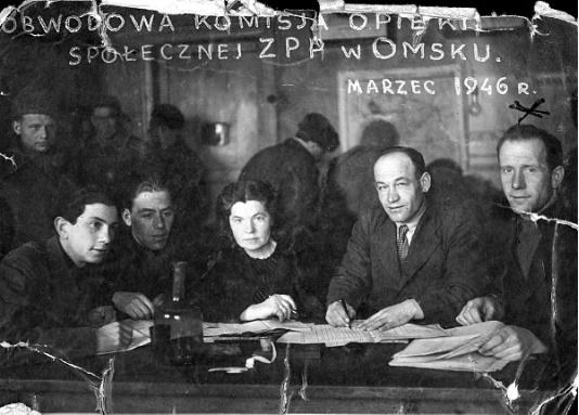 Członkowie Obwodowej Komisji Opieki Społecznej Związku Patriotów Polskich w Omsku. Z prawej siedzi Tadeusz Wielgomas.