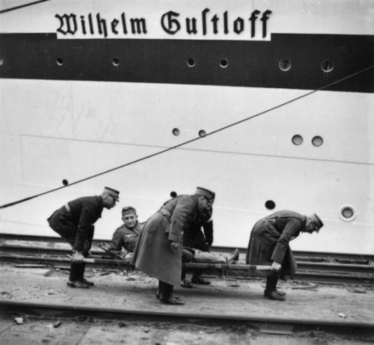Statek szpitalny Wilhelm Gustloff cumujący przy Westerplatte. Wnoszenie rannych żołnierzy niemieckich na pokład. 