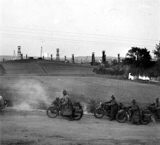 Oddział strzelców motocyklowych przejeżdża przez Galicyjski Okręg Naftowy, na wschód od Gorlic.