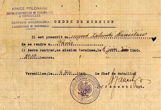 Przepustka wydana sierżantowi Stanisławowi Zalewskiemu. Na dole pieczęć Centrum Wyszkolenia Łączności w Wersalu pod Paryżem.