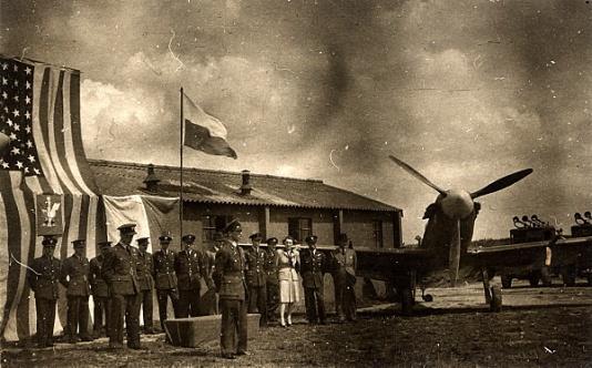 Święto Dywizjonu 303 na lotnisku w Northolt (Wielka Brytania).