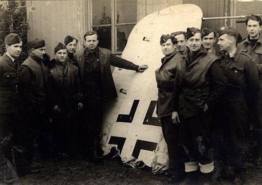 Personel Dywizjonu 308 przy skrzydle Focke-Wulfa 190 zestrzelonego podczas niemieckiego nalotu na lotnisko polskiego Skrzydła Myśliwskiego w Sint-Denijs-Westrem koło Gandawy. Drugi od lewej stoi Sylwester Patoka.