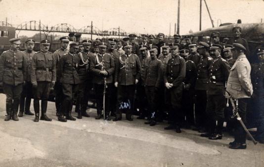 Przyjazd dowódcy Grupy Podlaskiej generała Antoniego Listowskiego (zaznaczony jednym krzyżykiem) do Brześcia (woj. poleskie) na obchody 350 rocznicy podpisania Unii Lubelskiej. Obok stoi gen. Szamota, dowódca twierdzy i gen. Ostrowski.