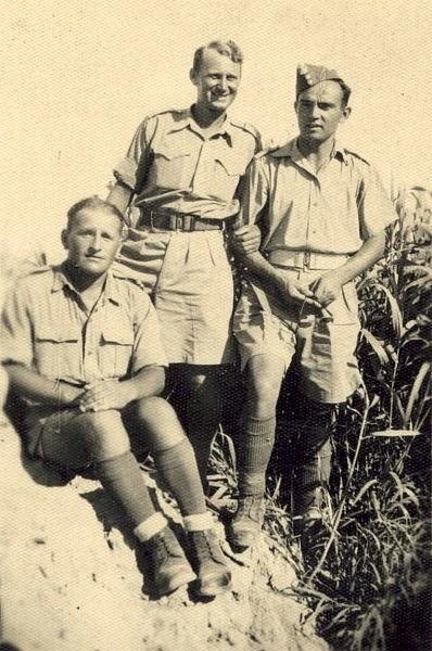 Żołnierze Armii Andersa stacjonujący w bazie wojskowej w Quizil-Ribat (Irak). W środku stoi Jan Troszyński.