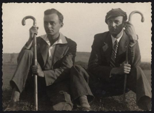 Odpoczynek podczas spaceru po Krasnostawcach (pow. Śniatyn, woj. stanisławowskie). Z lewej Stanisław Bober.