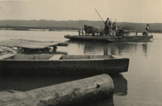 Przeprawa promem przez rzekę Prut w Krasnostawcach (pow. Śniatyn, woj. Stanisławów).