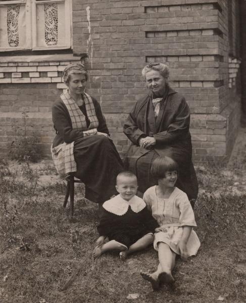 Eugenia z Petrulewiczów Kobylańska z matką Joanną Petrulewiczową i dziećmi, Zofią i Zbigniewem przed domem w Ostrołęce (woj. białostockie).