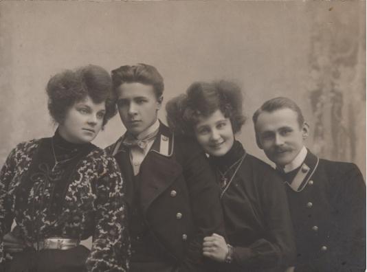 Studenci medycyny w Kijowie. Z prawej stoi Witold Petrulewicz.
