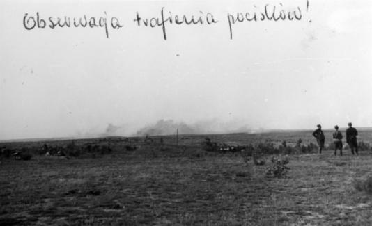 Ćwiczenia Mazowieckiej Szkoły Podchorążych Rezerwy Artylerii im. gen. Józefa Bema na poligonie w Czerwonym Borze (woj. białostockie), obserwacja trafienia pocisków.