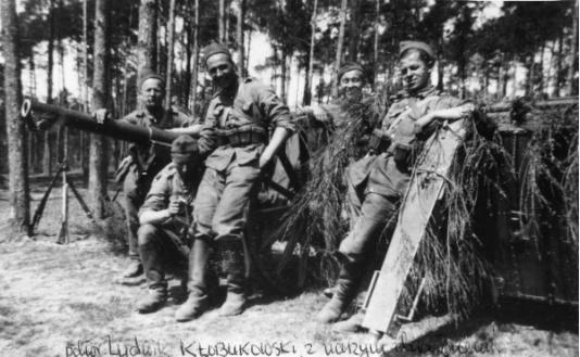 Mazowiecka Szkoła Podchorążych Rezerwy Artylerii im. gen. Józefa Bema, ćwiczenia na poligonie. Na zdjęciu podchorąży Ludwik Kłobukowski z żołnierzami z działonu.
