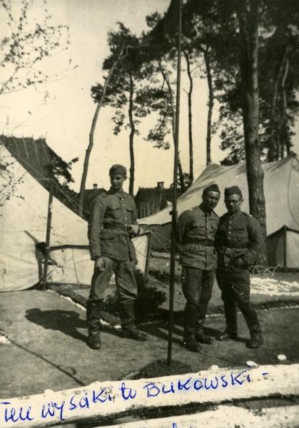 Ćwiczenia Mazowieckiej Szkoły Podchorążych Rezerwy Artylerii im. gen. Józefa Bema na poligonie w Czerwonym Borze (woj. białostockie). Z lewej stoi p. Bukowski, który w 1939 walczył pod Lwowem.