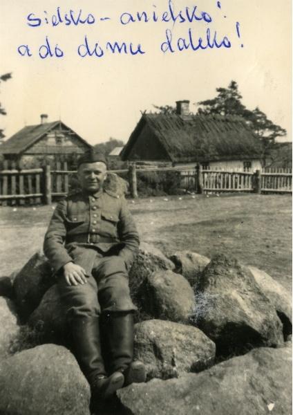 Ćwiczenia Mazowieckiej Szkoły Podchorążych Rezerwy Artylerii im. gen. Józefa Bema na poligonie w Czerwonym Borze (woj. białostockie). Spacer po okolicy podczas przerwy w ćwiczeniach.