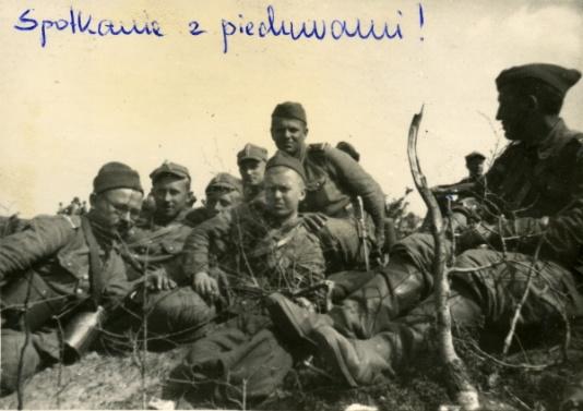 Ćwiczenia Mazowieckiej Szkoły Podchorążych Rezerwy Artylerii im. gen. Józefa Bema na poligonie w Czerwonym Borze (woj. białostockie). Spotkanie artylerzystów z piechotą.