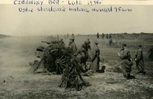 Ćwiczenia Mazowieckiej Szkoły Podchorążych Rezerwy Artylerii im. gen. Józefa Bema na poligonie w Czerwonym Borze (woj. białostockie), strzelanie baterii armat 75 mm.